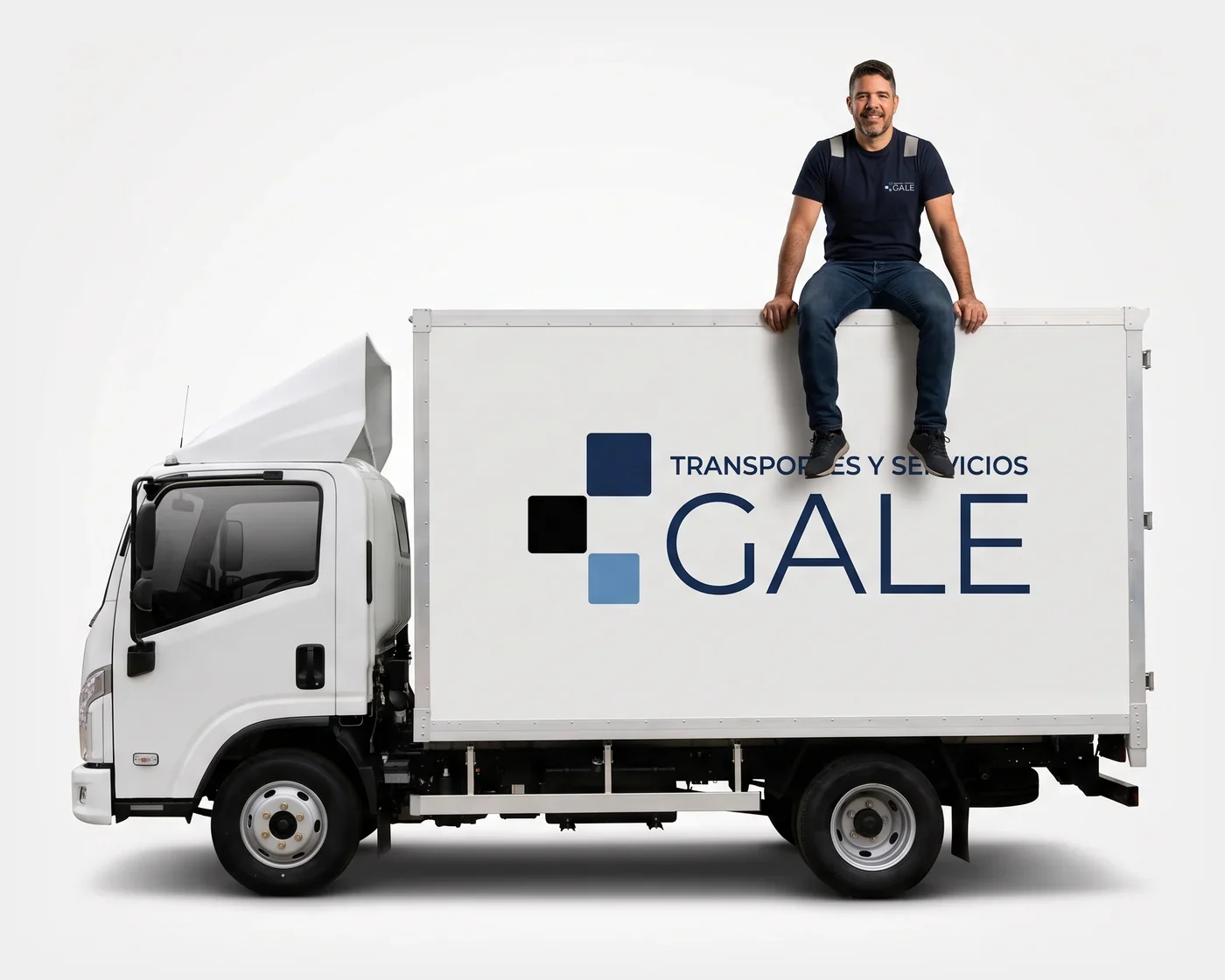 Dueño de Transportes GALE sentado sobre el camión de la empresa